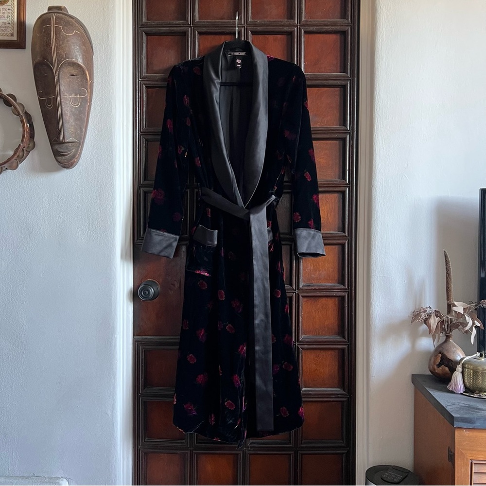 VICTORIA’S SECRET Black Velvet Floral Velvet Satin Robe